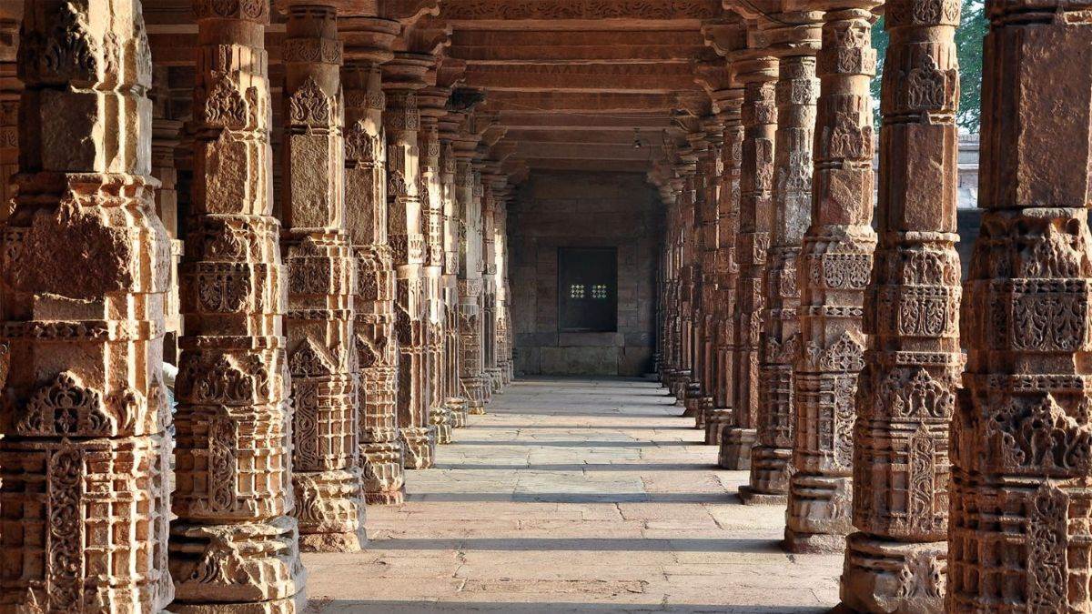 Dhar Bhojshala ASI Survey: गर्भगृह में सर्वे, स्तंभों पर उकेरी गई आकृतियों के...