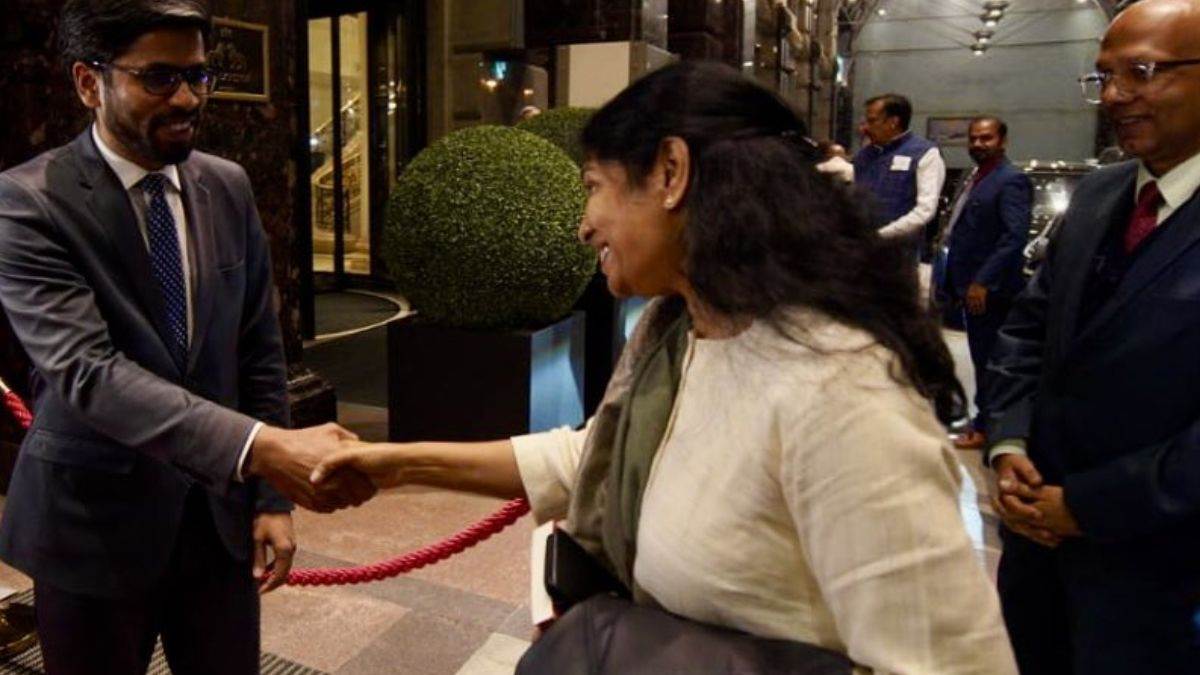 Operation Sindoor Delegation: ऑपरेशन सिंदूर डेलिगेशन का प्लेन उतरने ही वाला था कि एयरपोर्ट पर हुआ ड्रोन अटैक… किसकी थी यह हरकत Operation Sindoor Delegation: ऑपरेशन सिंदूर डेलिगेशन का प्लेन उतरने ही वाला था कि एयरपोर्ट पर हुआ ड्रोन अटैक… किसकी थी यह हरकत