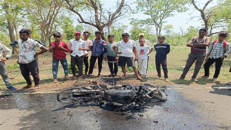 Balaghat News : मोटर साइकिल में आग लगने पर दो युवकों ने कूदकर बचाई जान
