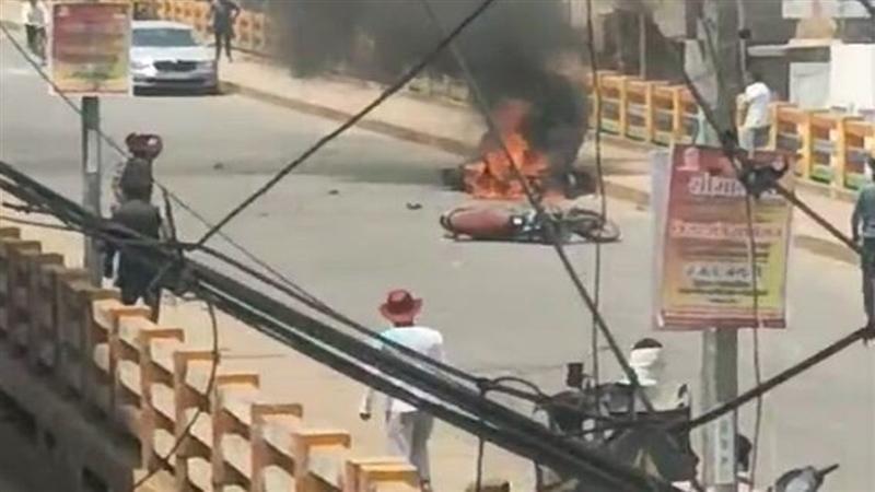 Accident In Katni : तेज रफ्तार तीन युवकों ने मारी टक्कर, नीचे गिरते ही आग लग गई