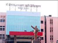 आंबेडकर अस्पताल के बाहर सोने वाले मरीजों के परिजनों को सहारा दे रहा धोबी समाज