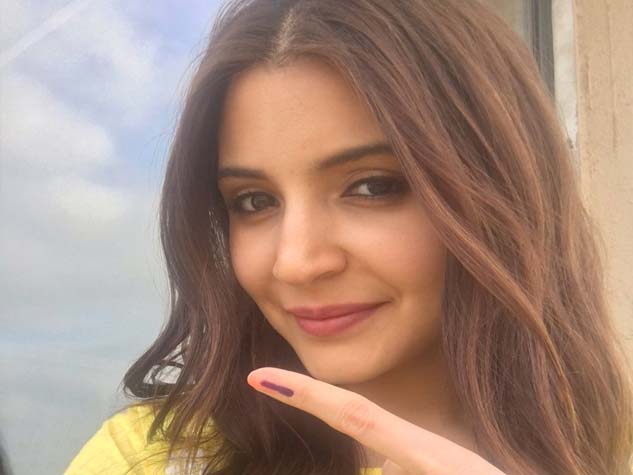 तस्वीरों मेंः बीएमसी चुनाव में सितारों ने डाला वोट