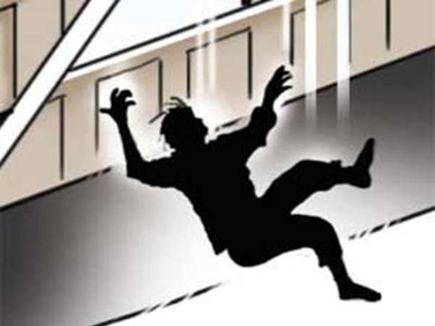 having talking on mobile on roof youth fell and died