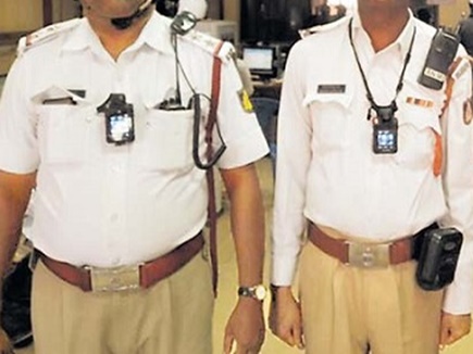 अब वर्दी में लगा लंदन का बॉडीवार्न कैमरा ट्रैफिक पर रखेंगे निगाह - Londons bodywork camera was found in the police dress Keep eye on traffic in chhattisgarh
