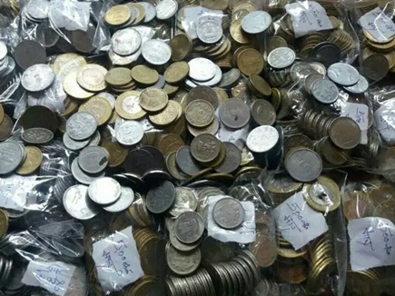 थैलों में सिक्के भरकर जमा किया 1.5 लाख टैक्स, तीन दिन गिनता रहा निगम