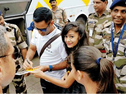 Youngsters Come To See Cricket Players From Airport To Hotel