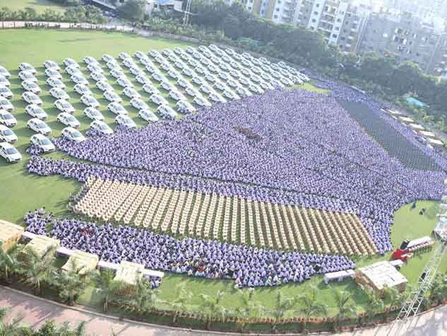 कर्मचारी को गिफ्ट में फ्लैट, कारें और गहने