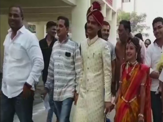 क्रिकेटर से लेकर शादी के जोड़े में कपल तक पहुंचा गुजरात में वोटिंग करने