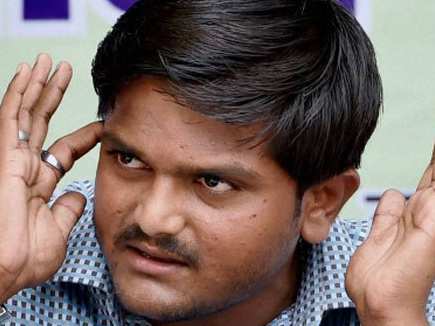 कोर्ट में पेश हुए हार्दिक पटेल, अदालत ने अारोप लिखने के लिए कहा