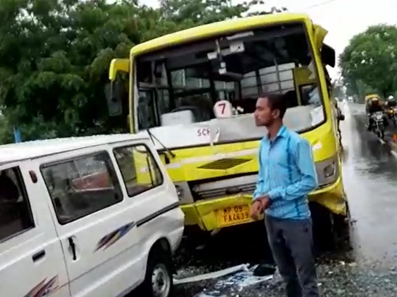 School Bus accident: बच्चों से भरी स्कूल वैन में बस ने मारी टक्कर, 6 विद्यार्थी और चालक घायल