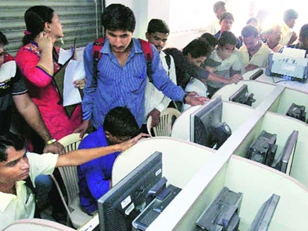 बदलाव : पॉकेट इंटरनेट से खत्‍म हो रहे साइबर कैफे -