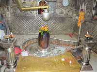 ज्योतिर्लिंग महाकाल मंदिर में वर्ष के अंत में उमड़े श्रद्धालु, भस्‍मारती अनुमति के लिए कतार