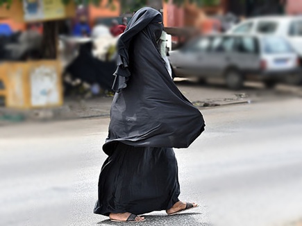 शादी के लिए बुर्का पहनकर जा रहा था दुकानदार, पुलिस ने पकड़ा