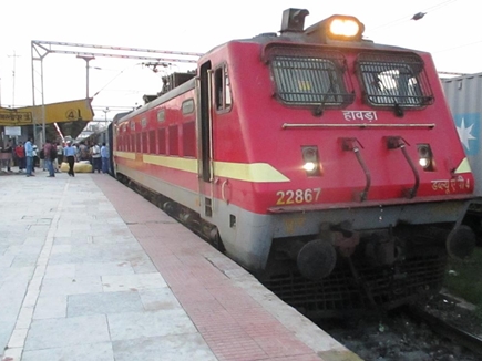 यात्री ने ATM से रुपए निकाल भरा जुर्माना भरा तब जाकर चली मिथिला एक्सप्रेस -  Train delayed half an hour after Passenger paid fine by withdrawing money  from ATM