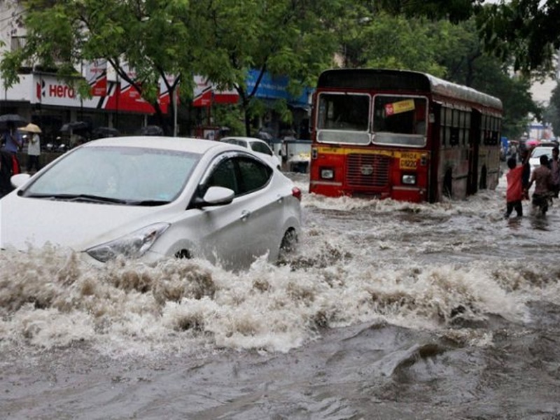 मुंबई में भारी बारिश की चेतावनी को लेकर जारी किया रेड अलर्ट सभी स्कूल