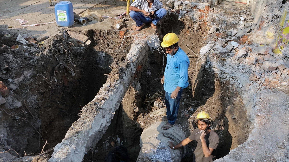 Indore Bhagirathpura: रहवासियों ने कहा था- ड्रेनेज लाइन घरों के पीछे से बिछाओ, लेकिन पार्षद ने ही किया विरोध