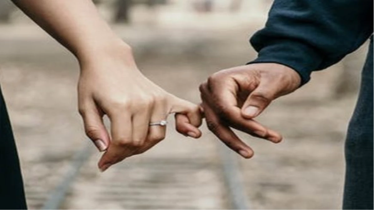 अपनी सहकर्मी संग नैनीताल पहुंचा था घूमने, पत्नी अपने घरवालों के साथ मौके पर पहुंच गई, बीच सड़क पर घंटों चला हंगामा