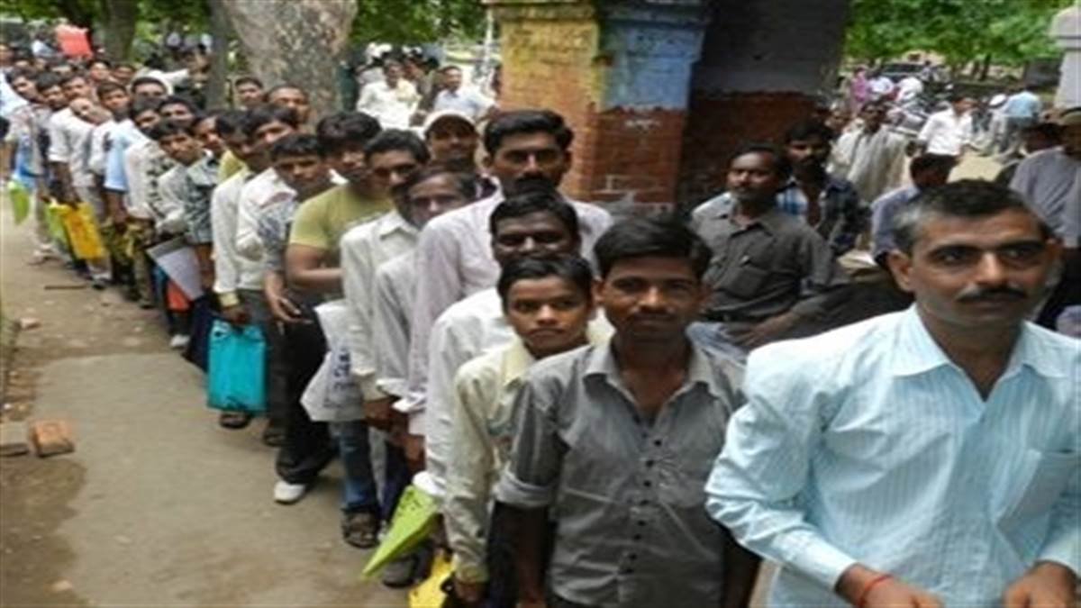 Bilaspur News: बेरोजगारी भत्ता के लिए पंजीयन कराने रोजगार केंद्र पहुंच रहे युवा