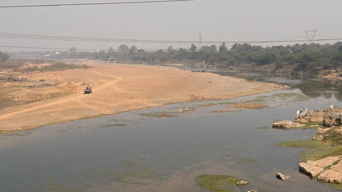 विभाग हुआ फेल तो जनता ने संभाला मोर्चा, रेत माफिया के लिए खोदी गहरी खाई, सरपंच बोला- चोरी से परेशान हो चुके हैं
