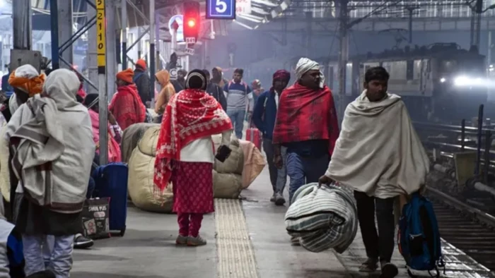 Weather Update: उत्तर भारत में मौसम का डबल अटैक, कहीं बारिश से भीगी दिल्ली-यूपी, तो कहीं बर्फबारी से थमे पहाड़ों के पहिये