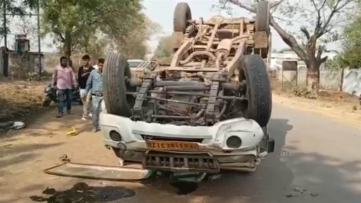 Janjgir Champa News: मजदूरों से भरी पिकअप पलटी चार गंभीर - Pickup full of  laborers overturned four serious