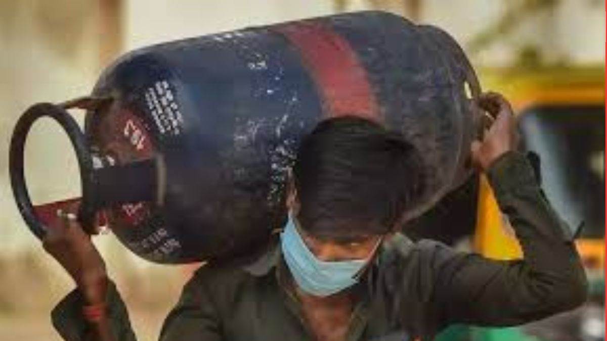 LPG Charges March 2024: मार्च के पहले दिन महंगाई का झटका, 25.50 रुपये महंगा हुआ कमर्शियल एलपीजी सिलेंडर