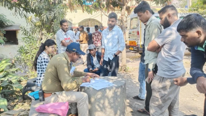 'जो इल्जाम बाकी रह जाए, मेरे कफन पर लिख देना', स्टेटस लगाकर युवक ने खुद को मारी गोली, क्षेत्र में मचा हड़कंप