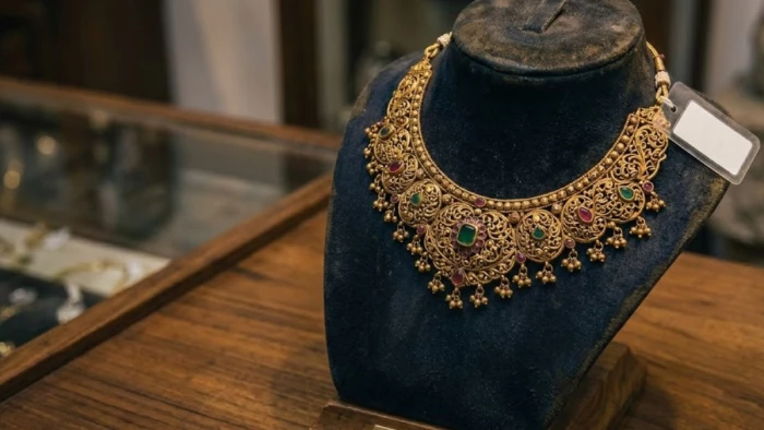 'अंग्रेजों के जमाने का हार' बोलकर मां-बेटे ने लगाया चूना, रायपुर में नकली सोना बेचकर ढाई लाख की ठगी