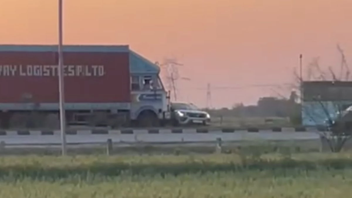 ग्वालियर में ट्रक ने कार को मारी जोरदार टक्कर, एक किलोमीटर दूर तक घसीटा