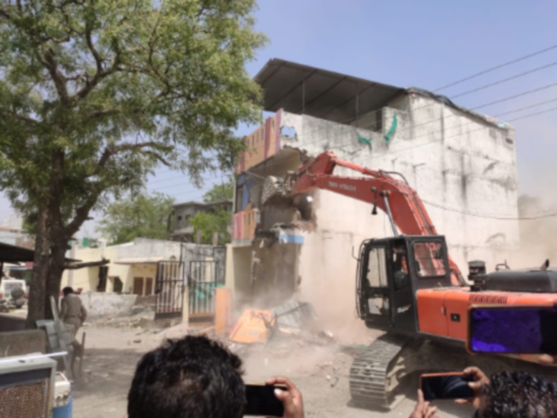 MP: रतलाम में देशद्राेही के आराेपित का मकान ढहाने के बाद सूफा संगठन से जुड़े आमीन का भी मकान ताेड़ा