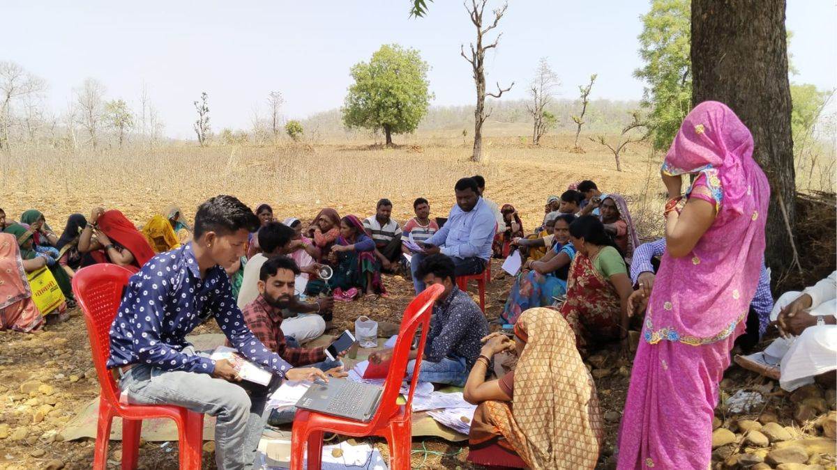 Ladli Bahna Yojana: बुरहानपुर जिले में पहाड़ी पर बैठकर भरने पड़ रहे लाडली बहना योजना आवेदन