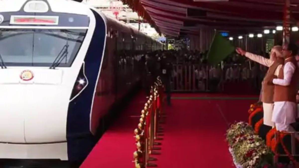 PM Modi in Bhopal: रानी कमलापति स्‍टेशन पर पीएम मोदी ने वंदे भारत ट्रेन को दिखाई हरी झंडी, बोले- भारत अब नई सोच, नई अप्रोच से काम कर रहा