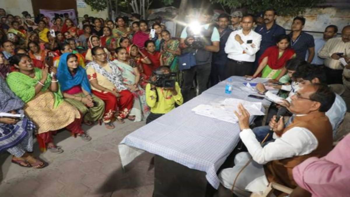 Bhopal News: लाडली बहना योजना के शिविर में पहुंचे मुख्यमंत्री, अपने हाथों से भरे महिलाओं के फार्म