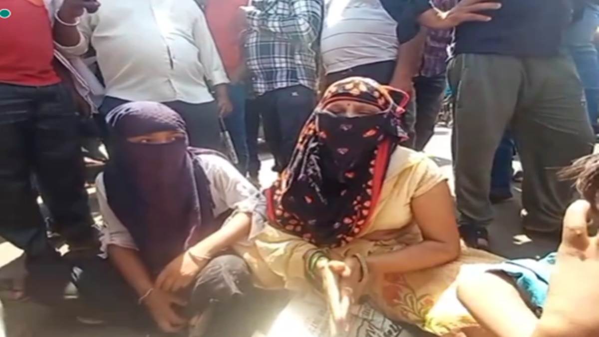 Shivpuri News: महिला ने माधव चौक पर दिया धरना, पुलिस पर असुनवाई का आरोप