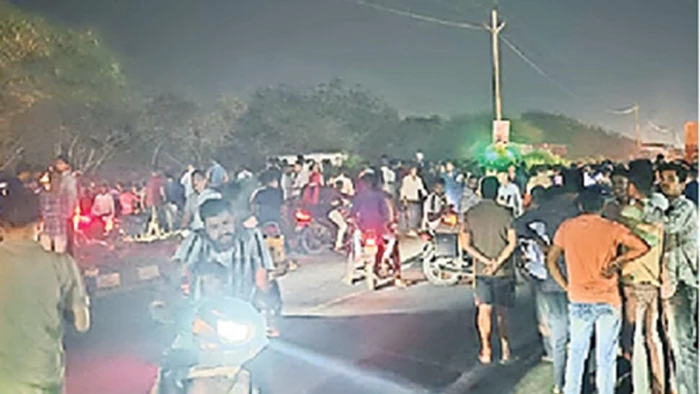 महू में शराब दुकान के विरोध में महिलाओं ने लाठी-डंडे लेकर महू-नीमच हाईवे पर लगाया जाम