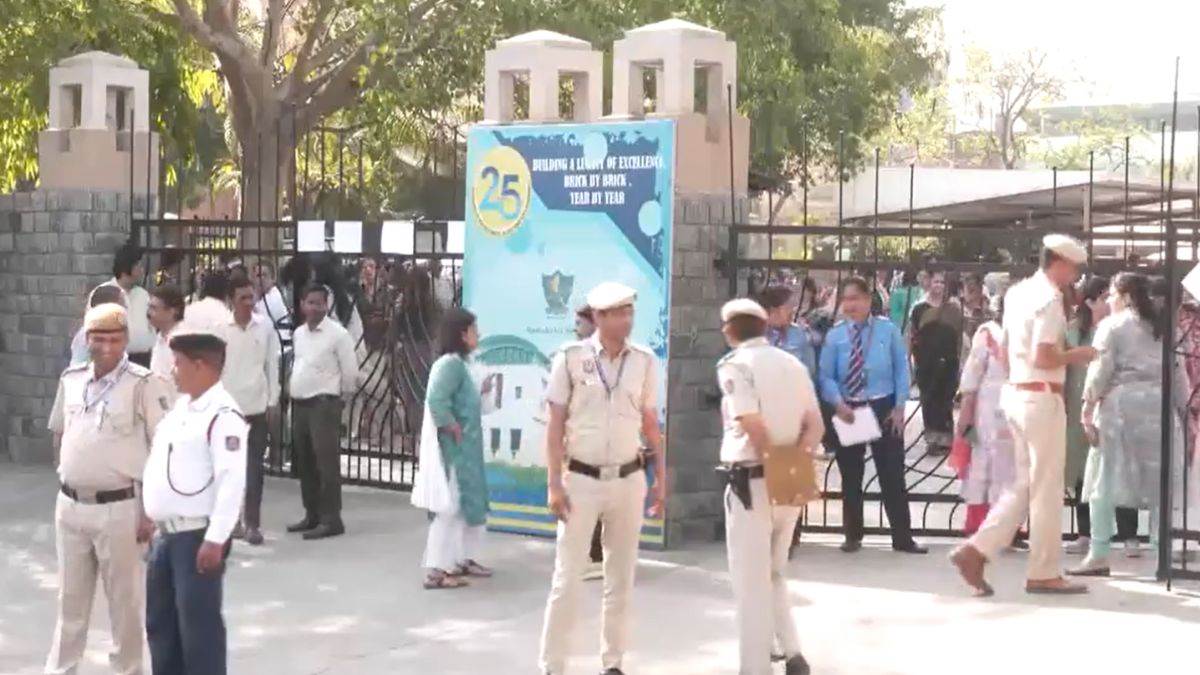 Delhi Noida schools: दिल्ली-नोएडा के 6 स्कूलों में बम की धमकी, बच्चों को घर  भेजा, सर्च ऑपरेशन जारी - Delhi Noida schools Bomb threat in 6 schools of Delhi  Noida children sent