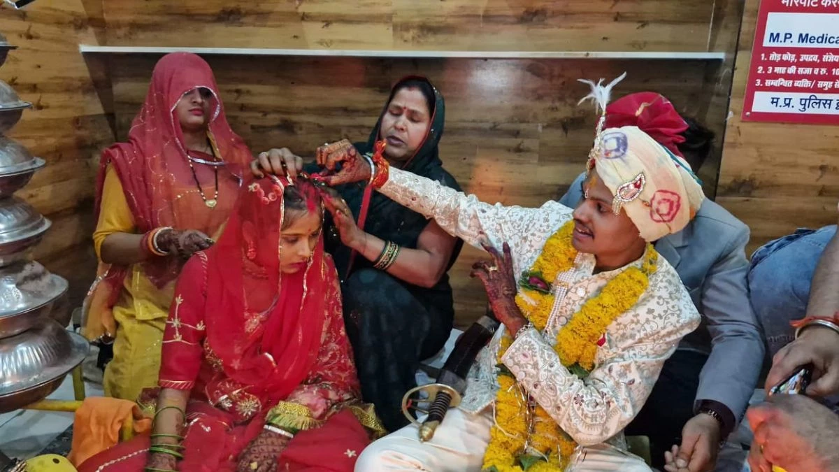 राजगढ़ में अनोखा विवाह... दुल्हन बीमार हुई तो दूल्हा बरात लेकर अस्पताल पहुंचा, गोद में उठाकर लिए सात फेरे