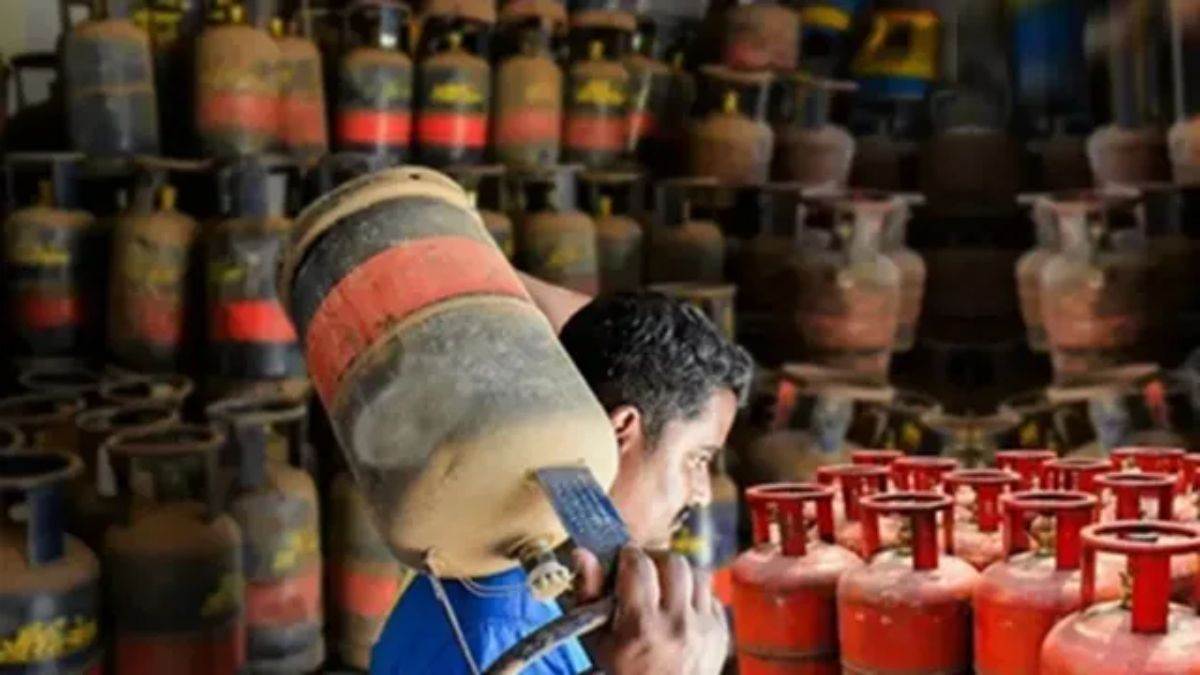 Gas Price Hike: महंगाई का झटका! कमर्शियल गैस सिलिंडर 993 रुपये महंगा, छत्तीसगढ़ में दाम 3000 रुपये के पार