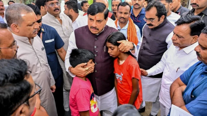 जब बेटी के सिर पर हाथ रख रो पड़े मुख्यमंत्री, जबलपुर में क्रूज हादसे के पीड़ितों का दर्द बांटने पहुंचे सीएम मोहन यादव