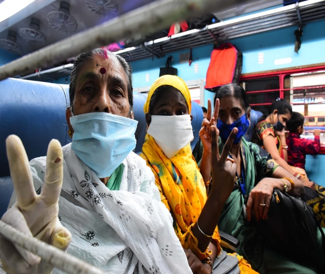 रवाना होने पर यात्रियों की खुशी
