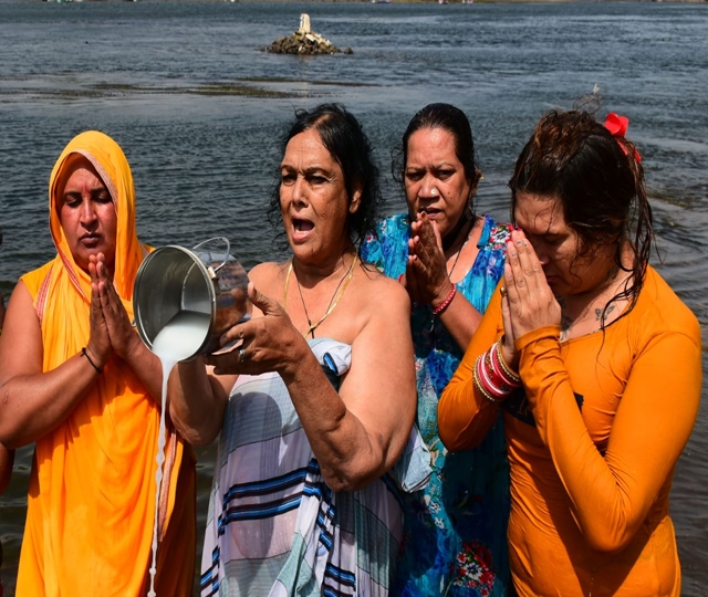किन्नरों का नर्मदा स्नान