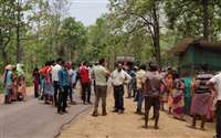 नारायणपुर में भड़के ग्रामीणों का चक्‍काजाम, पुलिस पर लगाया मारपीट का आरोप, जानिए पूरा मामला