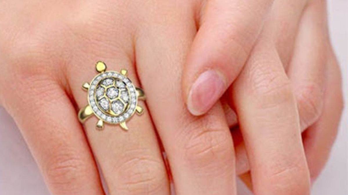 कछुए की अंगूठी के चमत्कारी लाभ इस विधि से पहने अंगूठी और देखें चमत्कार  रोडपति से करोड़पति बना देती है यह - Sabkuchgyan