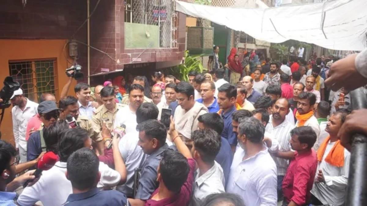 UP के सूर्या हत्याकांड में कार्रवाई तेज, प्रशासन ने मुख्य आरोपी के घर चस्पा किया नोटिस; 15 दिन में खाली करने का आदेश