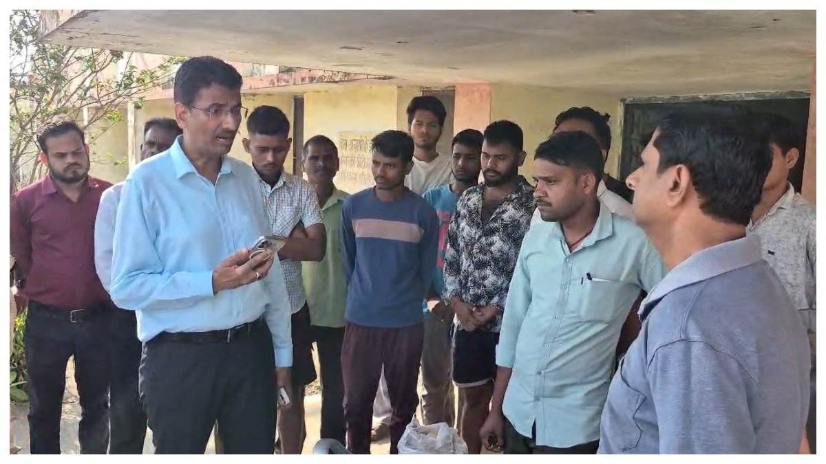 MP के दमोह में बालक छात्रावास के नाश्ते में मिलता है एक समोसा, पानी में नजर आए कीड़े