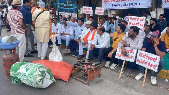 इंदौर में गैस चूल्हा और टंकी साथ लेकर कलेक्टर कार्यालय पहुंचे किसान, बायपास और रेल लाइन के लिए जमीन अधिग्रहण का विरोध