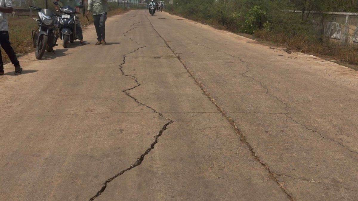CG में भ्रष्टाचार की गवाही दे रहीं रोड की दरारें: 75 लाख की सीसी सड़क 24 महीने में जर्जर, काठाडीह में पहिए फंसने से हादसों का डर