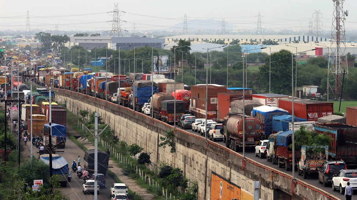Indore Dewas Road: अर्जुन बड़ोद की सर्विस रोड पर नहीं लगेंगी पेवर ब्लाॅक, डामरीकरण होगा, भारी वाहन निकल सकेंगे