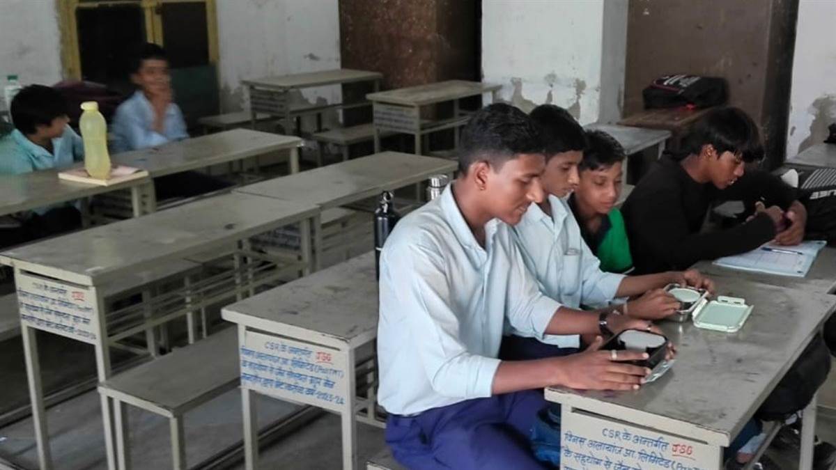 खीर से दूध गायब, सब्जी में पानी ही पानी, कच्ची पुड़ियां कैसे खाएं नौनिहाल... मंदसौर में मध्याह्न भोजन के सवाल पर गैर जिम्मेदाराना बयान