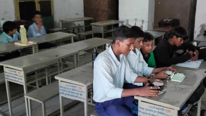 खीर से दूध गायब, सब्जी में पानी ही पानी, कच्ची पुड़ियां कैसे खाएं नौनिहाल... मंदसौर में मध्याह्न भोजन के सवाल पर गैर जिम्मेदाराना बयान
